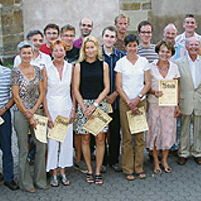 Altstadtlauf-Familienfoto: Die besten Teilnehmer der letzten zehn Jahre präsentieren ihre Urkunden nach der Siegerehrung in der Cupwertung.