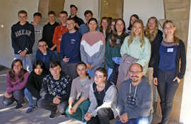 Teilnehmerinnen und Teilnehmer der  Lyrik-Woche im Gruppenbild mit Bas Böttcher