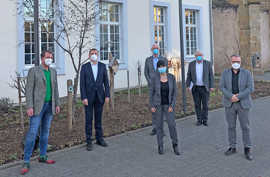 OB Wolfram Leibe, Dezernent Andreas Ludwig, Projektleiterin Sabine Borkam, Patrick Sterzenbach, Norbert Käthler und Arndt Müller vor dem Rathaus.