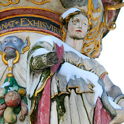 Nicht nur die „Prudentina“-Figur  am Petrusbrunnen ist stark beschädigt. Sie verkörpert die Kardinaltugend der Klugheit.