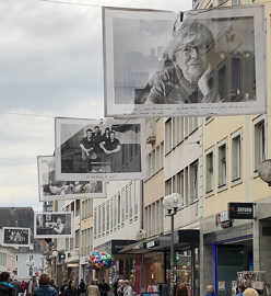 In der Grabenstraße (Blick Richtung Handwerkerbrunnen) sind die Fotos in einer relativ engen Staffelung gehängt.