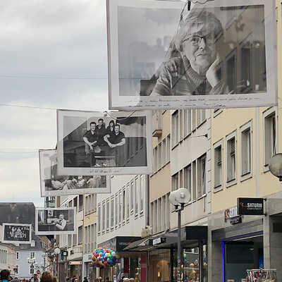 In der Grabenstraße (Blick Richtung Handwerkerbrunnen) sind die Fotos in einer relativ engen Staffelung gehängt. Foto: Kunstakademie