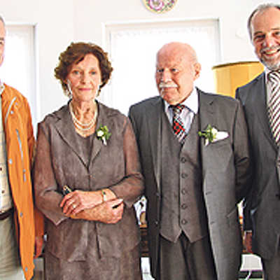Oberbürgermeister Klaus Jensen (rechts) gratuliert gemeinsam mit Ortvorsteher Bernd Michels (links) den Eheleuten Jakob und Gertrud Schorn zur Eisernen Hochzeit.
