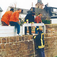 Im Stadtteil Pfalzel werden 2003 mobile Hochwasserschutzelemente installiert.