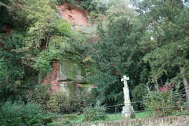 Kreuz vor Felsen