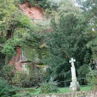 Kreuz vor Felsen