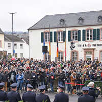 Bei der Gedenkveranstaltung vor der Porta Nigra versammelten sich mehr als tausend Menschen. 
