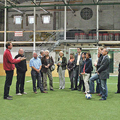 Im September 2009 besuchten Mitglieder des Jugendhilfeausschusses die Soccerhalle in Trier-West, einem wichtigen Jugendprojekt des Quartiersmanagements