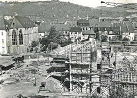 Drei Jahre dauerten die Bauarbeiten am neuen Theater, bis im September 1964 das Dreispartenhaus seine Pforten in direkter Nähe zum Rathaus öffnet. Foto: Stadtarchiv