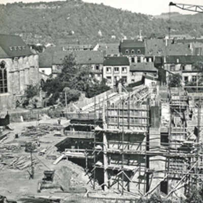Drei Jahre dauerten die Bauarbeiten am neuen Theater, bis im September 1964 das Dreispartenhaus seine Pforten in direkter Nähe zum Rathaus öffnet. Foto: Stadtarchiv