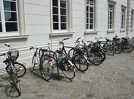 Die Fahrradbügel am Domfreihof befinden sich in unmittelbarer Nähe zur Fußgängerzone. Der Stadtrat setzt sich für weitere Abstellmöglichkeiten in der Innenstadt ein, die mehr Sicherheit bieten.