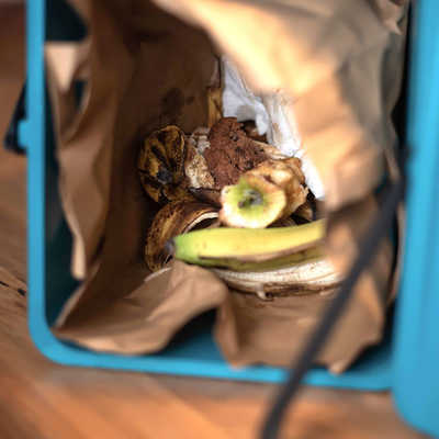Der in der Papiertüte gesammelte Biomüll kann in einem türkisen Sammeleimer zu einem der Container gebracht werden. Foto: A.R.T.