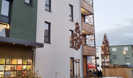 Die Häuser in Castelnau erhalten ihren unverwechselbaren Charakter vor allem durch die mit Holz verkleideten Balkons, die zudem seitliche Rankgerüste haben.