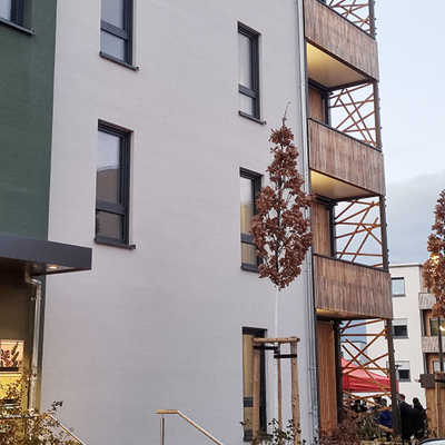 Die Häuser in Castelnau erhalten ihren unverwechselbaren Charakter vor allem durch die mit Holz verkleideten Balkons, die zudem seitliche Rankgerüste haben.