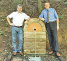 Stadtwerke-Vorstand Olaf Hornfeck (rechts) und Friedel Jaeger präsentieren den erneuerten Brunnen. Foto: SWT
