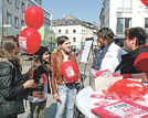 AMG-Schülerinnen nehmen sich nach dem Gespräch mit Frauenbeauftragter Angelika Winter (Mitte) und Martina Ackermann von ver.di (r.) die beliebten roten Luftballons der Gleichstellungskampagne mit.