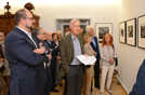 Bei der Vernissage im Trier-Zimmer des Rathauses erläutert Dr. Johannes Henke (Mitte) den zahlreichen Gästen die Motive seiner Fotoausstellung.