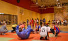 Beim neunten EASI-Aktionstag zeigt die Judo-Abteilung des Postsportvereins den interessierten Kindern die richtige Technik des Fallens. 