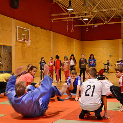 Beim neunten EASI-Aktionstag zeigt die Judo-Abteilung des Postsportvereins den interessierten Kindern die richtige Technik des Fallens. 