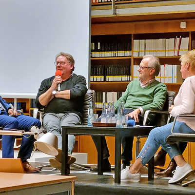 Ernst Mettlach (Presseamt) moderiert die Diskussion mit den aktuellen und früheren Ratsmitgliedern Richard Leuckefeld, Christoph Grimm, Margret Pfeiffer-Erdel und Dorothee Bohr (v. l.).