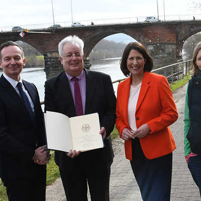 An der Übergabe der Förderzusagen auf dem Moselradweg nahe der Römerbrücke nahmen teil: Bundestagsabgeordnete Verena Hubertz (SPD), Bundesverkehrsminister Volker Wissing, Andreas Ludwig, Verkehrsdezernent der Stadt Trier, die rheinland-pfälzische Verkehrsministerin Daniela Schmitt und Bundestagsabgeordnete Corinna Rüffer (Bündnis 90/die Grünen, v. l.).