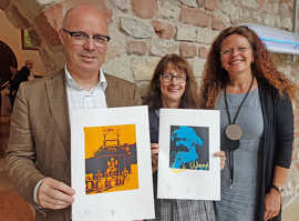 Andreas Ammer (l.) und Dr. Bärbel Schulte (r.) präsentieren gemeinsam mit Künstlerin Lydia Oermann die diesjährige Edition der Kulturaktien. Foto: Kulturstiftung