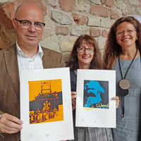 Andreas Ammer (l.) und Dr. Bärbel Schulte (r.) präsentieren gemeinsam mit Künstlerin Lydia Oermann die diesjährige Edition der Kulturaktien. Foto: Kulturstiftung