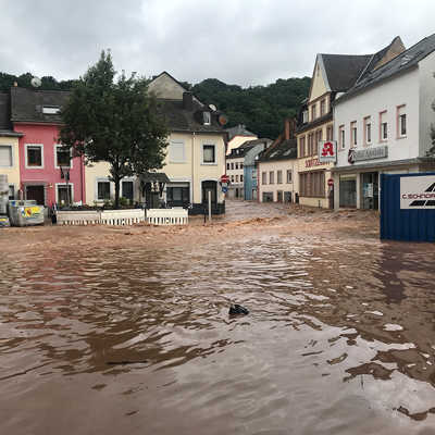 Die Kyll – am 15. Juli 2021 ein reißender Strom mitten in Trier-Ehrang. Bilder wie diese werden zur Dokumentation des Ereignisses gesucht. Foto: Ernst Mettlach
