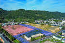 Das Mitte Oktober entstandene Luftbild zeigt die drei Teile des Projekts: Rosa hinterlegt ist die Fläche im Südwesten, die als erstes bebaut wird. Später folgt der nordöstliche Teil (gelb). Im hinteren Bereich steht auch das Gebäude mit der markanten Turmuhr. Künftige Erschließungs- und Grünflächen sind blau markiert. Foto: EGP 