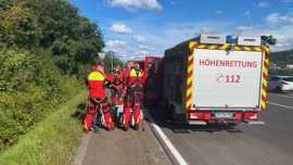 Die Höhenrettungseinheit der Berufsfeuerwehr Trier bereitet sich am Rande der B 53 auf ihren Einsatz vor.