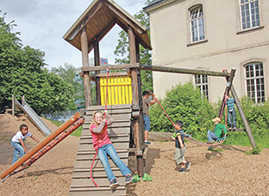 In der innenstadtnahen Ausonius-Grundschule treffen sich in der Pause Kinder aus zahlreichen Nationen auf dem Spielplatz.