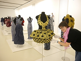 Kuratorin Dorothée Henschel richtet eines der japanischen Kleider in der neuen Shibori-Sonderausstellung.