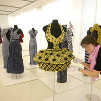 Kuratorin Dorothée Henschel richtet eines der japanischen Kleider in der neuen Shibori-Sonderausstellung.