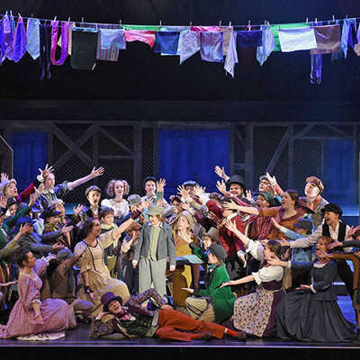 Ab 20. April 2022 will das Theater das Musical „Oliver!“ nach „Oliver Twist“ von Charles Dickens zeigen.  Dabei stehen auch der Opern- sowie der Kinder- und Jugendchor auf der Bühne. Foto: Theater
