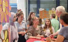 Frauenbeauftragte Angelika Winter und OB Wolfram Leibe (v. r.) im Gespräch mit einigen Mädchen, die an der Jugendkonferenz teilnehmen. 