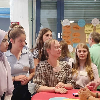 Frauenbeauftragte Angelika Winter und OB Wolfram Leibe (v. r.) im Gespräch mit einigen Mädchen, die an der Jugendkonferenz teilnehmen. 