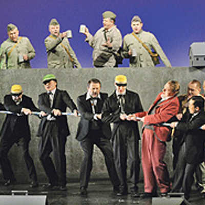 Der zweite Akt der „Faust“-Oper beginnt auf einer Kirmes. Während einige Soldaten lustig singen und trinken, messen sich andere Festgäste im sportlichen Wettkampf.