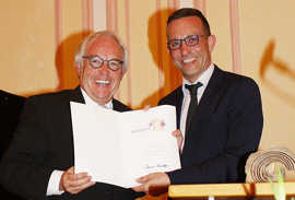 Stolz präsentiert Hermann Lewen die Urkunde des Kultur-Ehrenpreises, den ihm Dezernent Thomas Schmitt (r.) verliehen hat