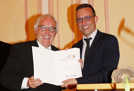 Stolz präsentiert Hermann Lewen die Urkunde des Kultur-Ehrenpreises, den ihm Dezernent Thomas Schmitt (r.) verliehen hat.