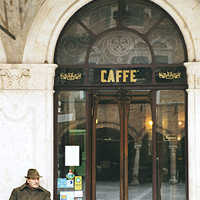 Café im alten Ortskern. Foto: Rudolf Hahn