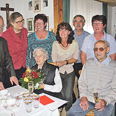 Margareta und Anton Kolling (sitzend) feiern ihren 65. Hochzeitstag mit den Kindern Johanna, Maria, Alfred, Brigitte und Adelheid sowie Bürgermeisterin Angelika Birk und Vize-Ortsvorsteher Peter Terges (v. r.).