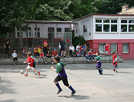 Beim Fußballturnier gegen den „Bauspielplatz“ können sich die Kinder gemeinsam richtig austoben. Im Hintergrund liegt das „Haus der offenen Tür“, das bereits 1958 in Betrieb genommen wurde.