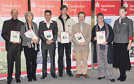Helga Etienne, stellvertretende Marketingleiterin der Trierer Sparkasse (rechts), übergab die Geldpreise für die sechs prämierten Siegerfotos an die glücklichen Gewinner.  Foto: Sparkasse