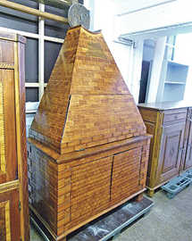 Zur Sammlung des Simeonstifts gehört ein Pyramidenschrank, dessen Einlegearbeiten  den Eindruck eines gemauerten Ziegelwerks erwecken. An der Spitze befand sich früher eine Uhr. Foto: Stadtmuseum