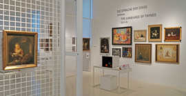 Ausstellungsraum mit verschiedenen Bildern an den Wänden