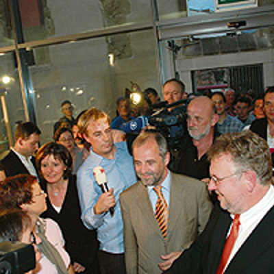 Noch während der Stimmauszählung kamen die beiden Bewerber Klaus Jensen (Mitte) und Ulrich Holkenbrink (rechts) ins Rathaus-Foyer, wo zahlreiche Besucher, darunter viele Medienvertreter, auf sie warteten.