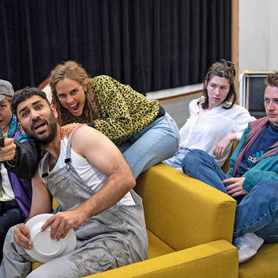 Das Stück „Auerhaus“ erzählt die Geschichte mehrerer Freunde auf der Suche nach sich selbst und der Liebe zueinander. Foto: Theater Trier