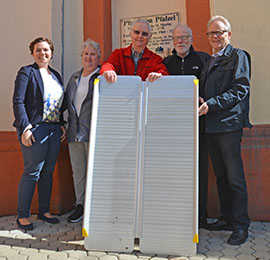 Maylin Müllers (links) von der Stadtverwaltung freut sich mit Rita Keller, Horst Fries, Horst Görgen und Bernd Strieker (v. l.) von der Initiative „Pro Pfalzel“ über die neu geschaffene Barrierefreiheit im Pfalzeler Pfarrheim.