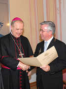 Im Namen des Päpstlichen Rates Cor Unum nimmt dessen Präsident, Erzbischof Paul Josef Cordes, aus den Händen von OB?Helmut Schröer die Urkunde über den Oswald von Nell-Breuning-Preis 2007 entgegen.