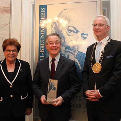 Franz Müntefering (Mitte) erhielt im Kurfürstlichen Palais den Oswald von Nell-Breuning-Preis der Stadt Trier aus den Händen von Oberbürgermeister Wolfram Leibe (rechts). Die Laudatio hielt Barbara Stamm (links).
